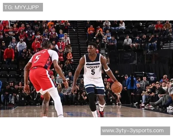 芬奇称赞爱德华兹耐心进攻与出色防守展现全能表现